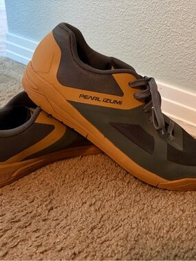 Pearl Izumi Men's Gray and Tan Low-Profile Cycling Sneaker